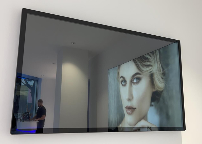 優(yōu)色55寸65寸壁掛液晶廣告機(jī)采購到意大利某品牌專賣店